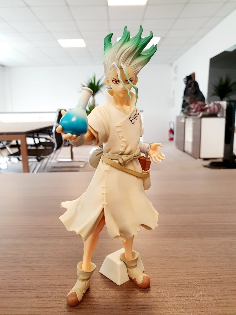 Chibi Akihabara Pa Twitter Drstone Senku Ishigami Est Arrive Dans Nos Locaux Le Petit Genie Est Edite Par Banpresto Dans La Gamme Figureofstoneworld Elle Mesure 18cm Lien T Co No3n1jd4s1