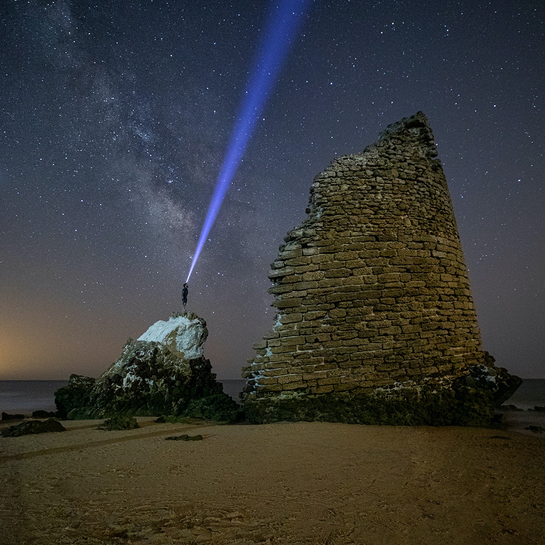 Noche estrellada desde la Torre del Loro de Mazagón... Un lugar para soñar despierto.💫🌌 

Gracias por la foto 📸IG: felixvelez_aroundtheworld  #HuelvaElevaTusSentidos #SienteHuelva #HuelvaLaLuz