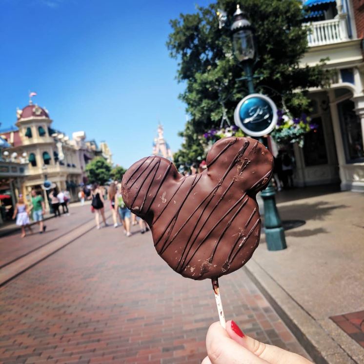 EmilyLTrinkets's tweet photo. Take me back!!!!! 💖 Who else misses the parks?

#disneyfood #disneyfoodlove #disneyicecream #disneydessert #disneydesserts #disneyland #magickingdompark #magickingdom #mainstreetusa #sleepingbeautycastle #disneycommunity #disneysweets #disneypudding #mickeyicecream #mickeyfood https://t.co/URzpv9rhoW