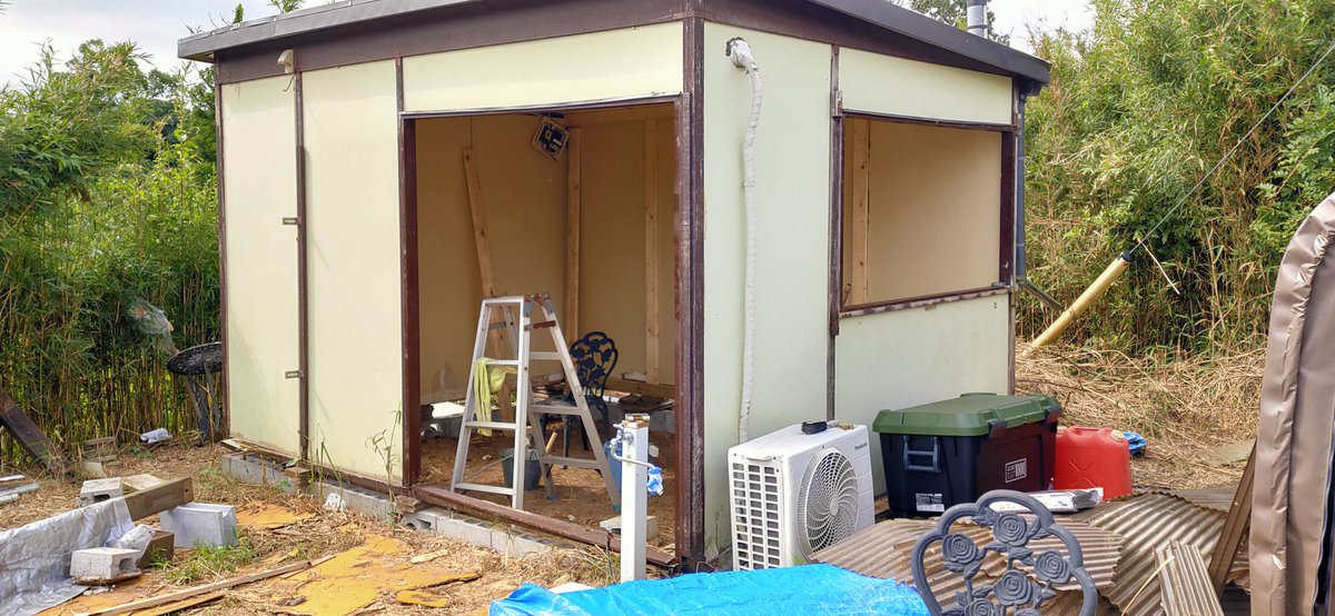 プレハブ على تويتر 小屋改築中です なんかもう プレハブの中に小屋を建ててる感じだな 基礎と土台からやり直すし ボロボロの石膏ボードとペラペラの壁板でよく耐えてたなと思いました