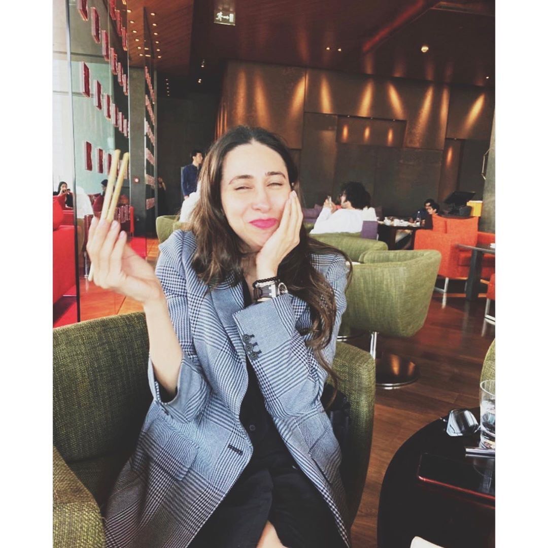UrbanAsian's tweet image. @KarismaKapoor misses eating at restaurant just like rest of us..
.
,.
.
.
.
.
.
#karismakapoor 
#lockdown #outsidefood #eatingoutside #bollywood #southasian #urbanasian