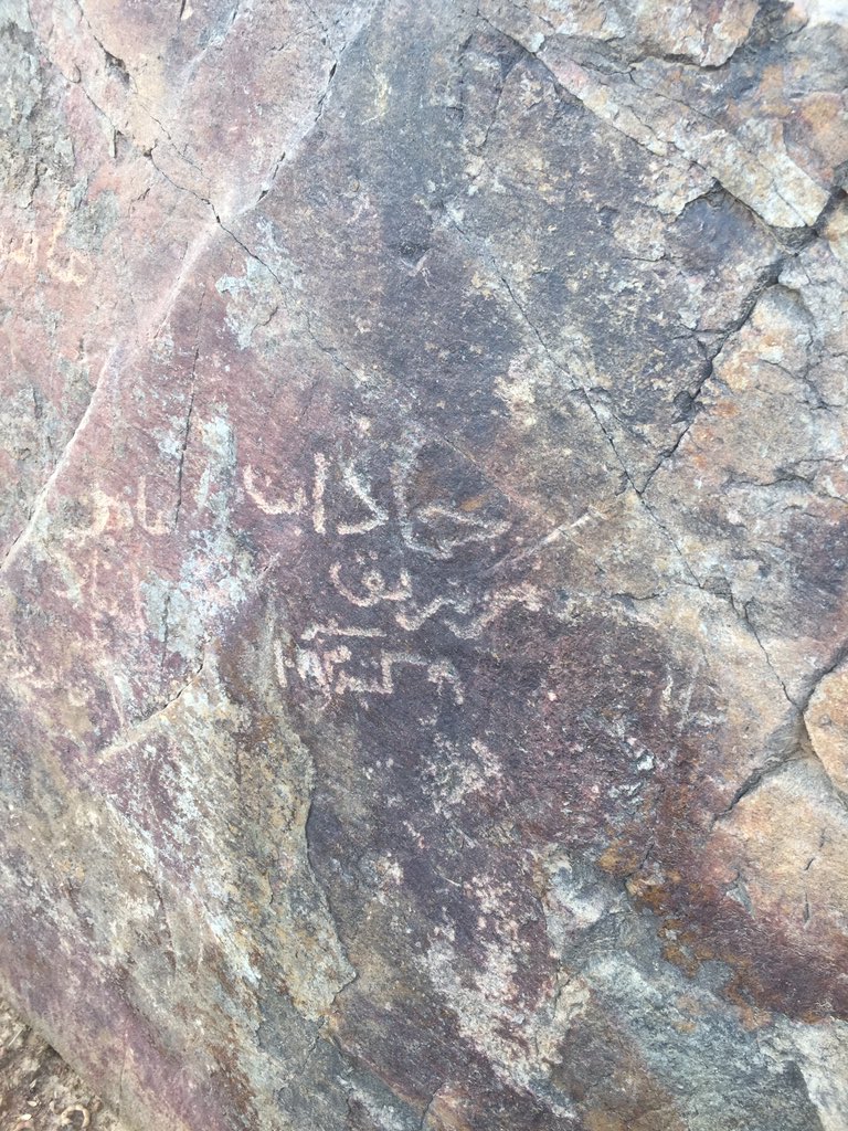 abw4nawaf's tweet photo. في هذا الموقع هناك العديد من النقوش والكتابات والتي يعود بعضها الى عدة قرون ومنها نقش يعود الى سنة ١٠٨٣هـ والى رجال نعرفهم كالحسين بن عمر الرديني الذي ينسب له السادة الردنة وغيره .
وهناك ايضا العديد من النقوش  في تلك المنطقة وكذلك بجوار مقبرة الشهداء . https://t.co/tN4SdAwqF3