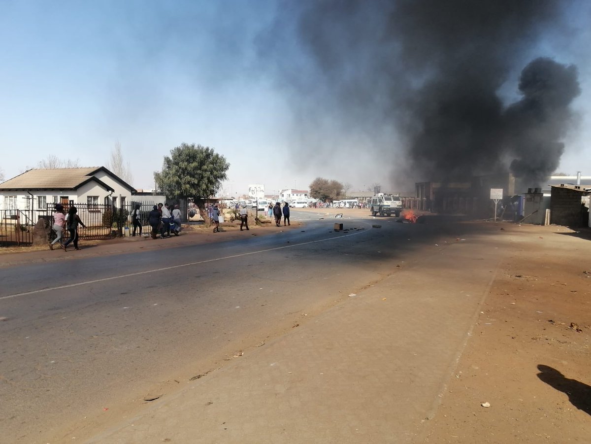 AdvoBarryRoux's tweet photo. Thokoza East Rand. Residents are fed up due to municipality not supplying electricity for almost a month now. https://t.co/R2ltRBapkO