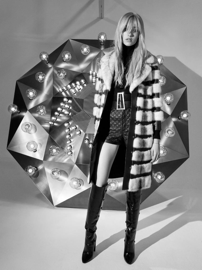YSL's tweet photo. THE JANE - FALL 20
#YSL33 by ANTHONY VACCARELLO
PHOTOGRAPHED by JUERGEN TELLER
#YSL #SaintLaurent #YvesSaintLaurent https://t.co/w1sWCH2JqC