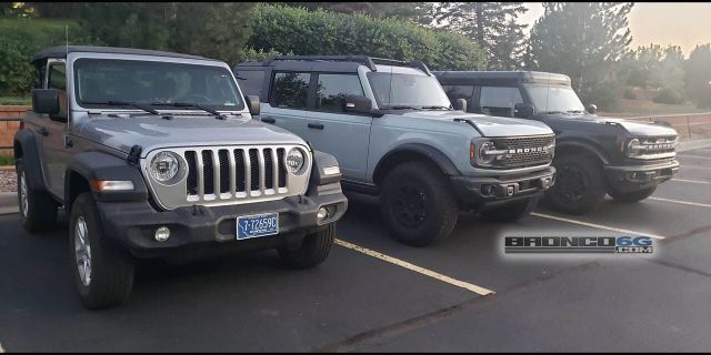 And there it is... Ford Broncos caught parked next to Jeep Wrangler, which do you prefer? buff.ly/303vM5D #jeep #morris4x4 #FordBronco #ford #JeepNews