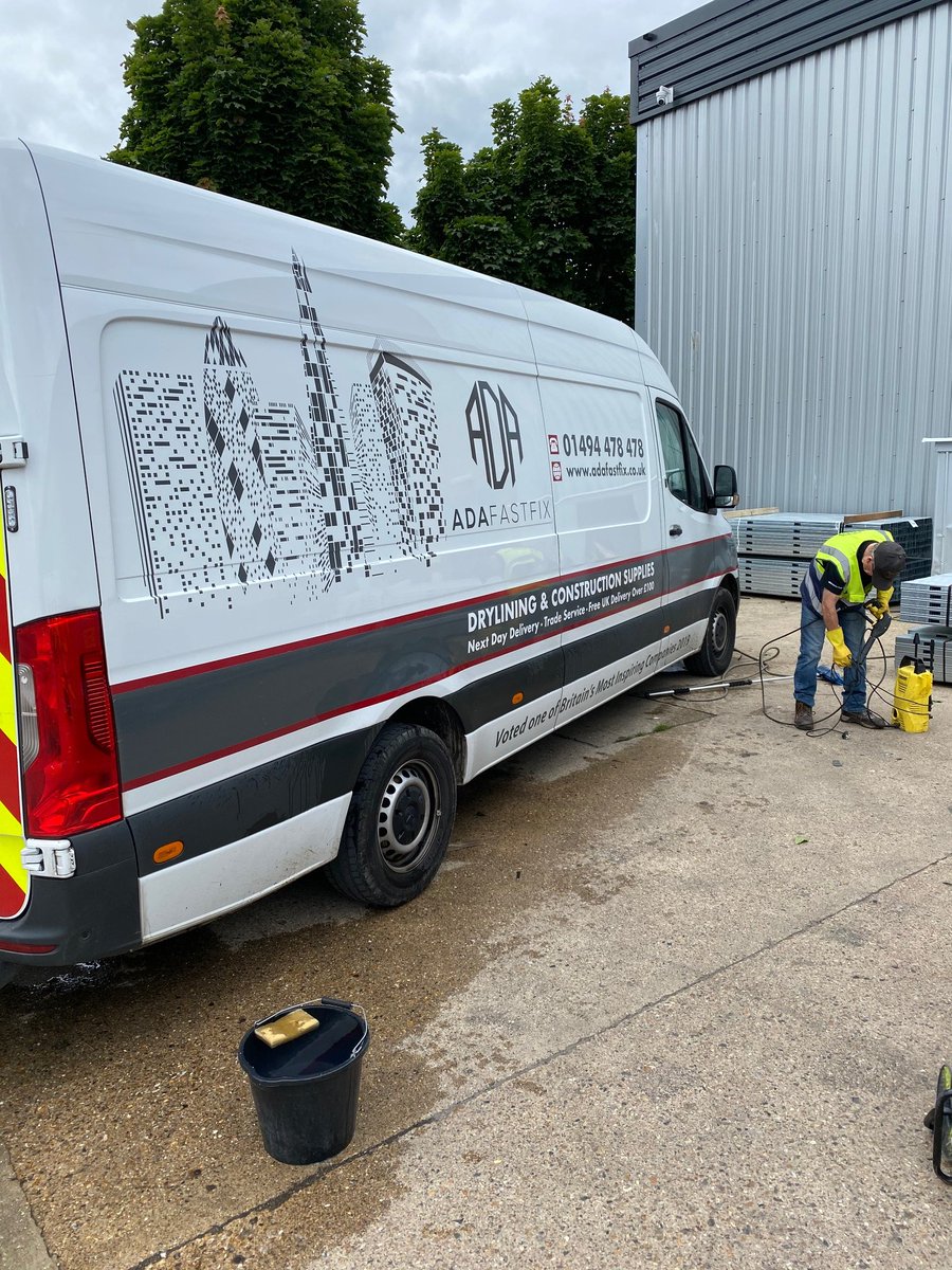 ADAFastfix's tweet image. Hard work never stops!

Clive making sure his van is nice and shiny after his first run of the day,
Now ready to get back on the road!

#ADADelivers #NiceNShiny #TopStandard