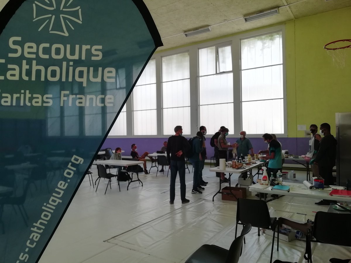 delpechdamien's tweet photo. À #Poitiers, depuis le 13/7 le #SecoursCatholique @CaritasFrance coordonne la #HalteRepit qui accueille les personnes à la rue pdt la #CriseSanitaire en partenariat avec le #CCAS de @poitiersfr, la @CroixRouge et les @restosducoeur => @P_Collectif #solidarite #engagementsolidaire https://t.co/KNwGNyDQjs