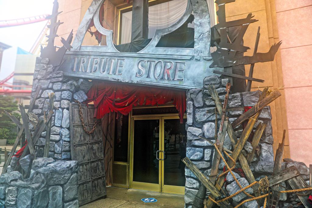 HorrorNightsORL's tweet photo. only my truest of followers know hhn can never die. 😈  
https://t.co/9CqIcOwclu https://t.co/ZS3dbCLivS