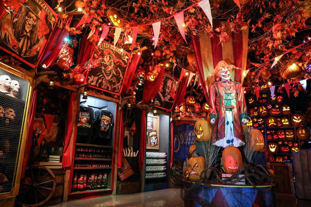 HorrorNightsORL's tweet photo. only my truest of followers know hhn can never die. 😈  
https://t.co/9CqIcOwclu https://t.co/ZS3dbCLivS