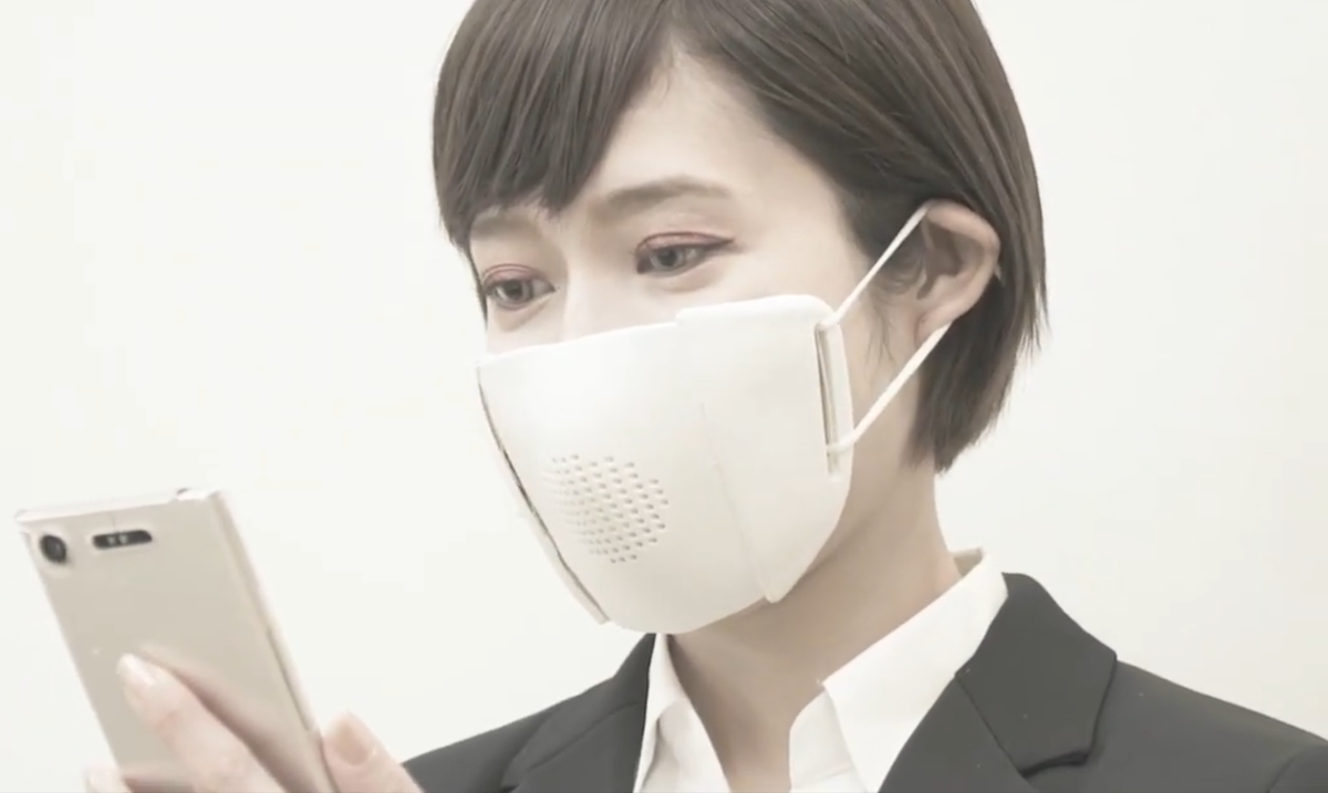 HanabiCommunity's tweet photo. 😷 La société japonaise #DonutRobotics a inventé un masque qui fait office de traducteur !
Le C-Mask se connecte sur votre smartphone et permet de transcrire la parole en SMS ou en appel, afin de traduire la parole et amplifier la voix de son porteur 👌 https://t.co/cv2psE5vKB