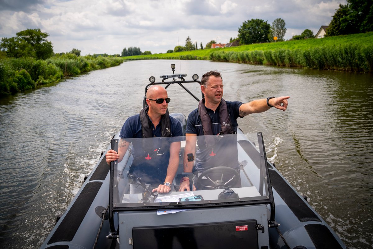 wsrivierenland's tweet photo. Het wordt prachtig zomerweer! Als vaarwegbeheerder leiden we de recreatie op het water in goede banen. Ken jij de regels? Handhavers Ard en Freek zetten ze op een rij in deze video https://t.co/kR2TBBUm3T.
#Alblasserwaard #Vijfheerenlanden #Betuwe #Linge #Alblas #Giessen https://t.co/dSPWDzSxTo