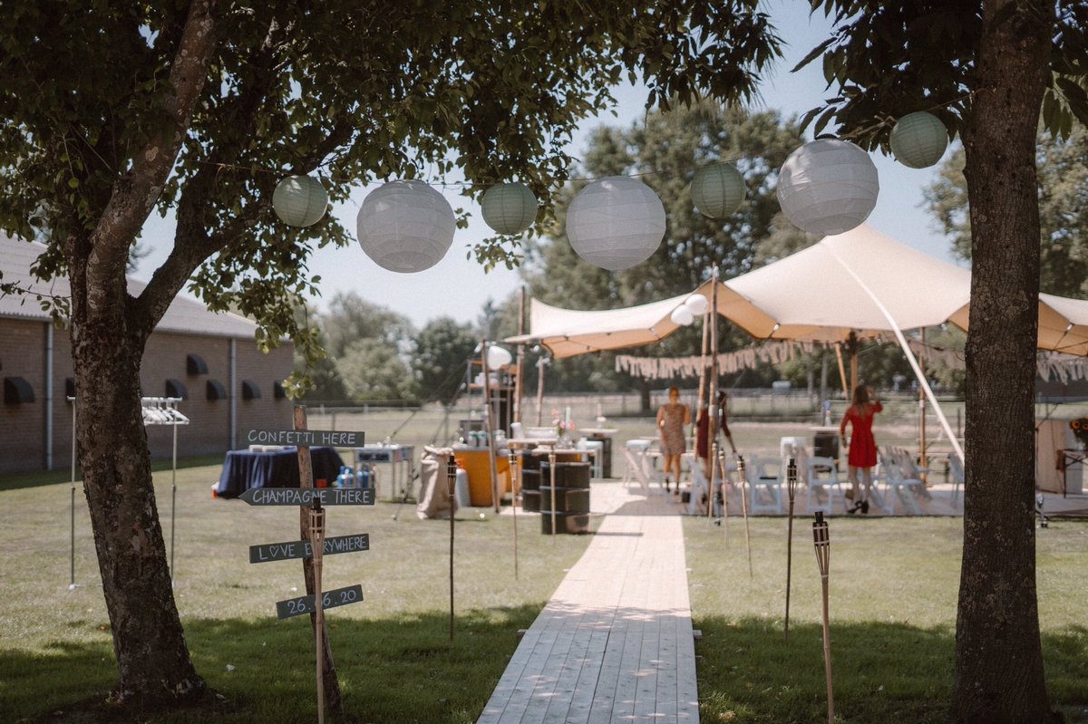 Hoe tof is het om dit soort reacties en foto’s te krijgen van het bruidspaar! “Nogmaals bedankt voor jullie goede werk. Het was fantastisch en we hebben ervan genoten. Veel complimenten hebben we gehad.”
📸@TimonBoth 
#bruiloft #stretchtentnederland #huren #bosverhuur #wedding