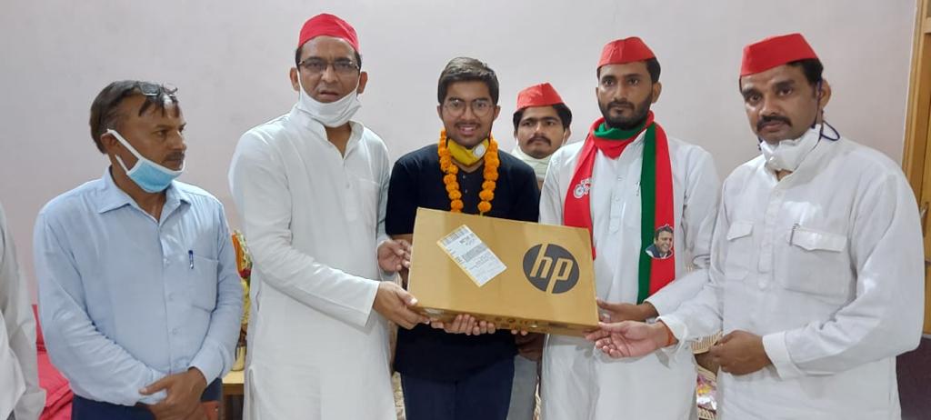 samajwadiparty's tweet photo. बुलंदशहर के तुषार सिंह जाटव ने 12वीं की परीक्षा में 500/500 अंक प्राप्त किए। 
 
राष्ट्रीय अध्यक्ष जी के निर्देश पर सपा प्रतिनिधिमंडल ने बुलंदशहर में तुषार से मिलकर प्रोत्साहन राशि के तौर पर ₹11000 एवं लैपटॉप भेंट किया। साथ ही बधाई संदेश भेजकर उज्जवल भविष्य की कामना की। https://t.co/TpsNcb8u31