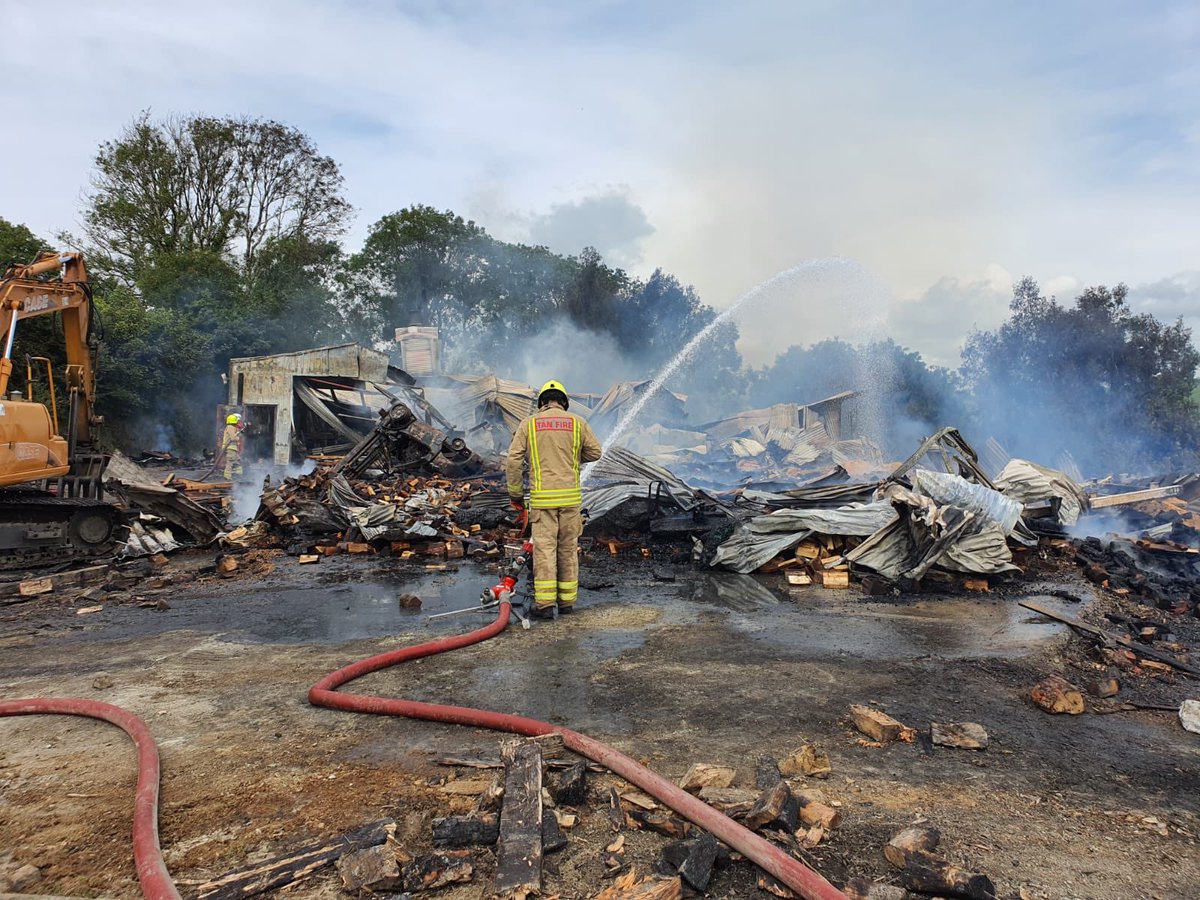 Stn71W's tweet photo. #shout crew in attendance at large fire in Llanddowror #fire #rds #busy https://t.co/mNb3KPx35R