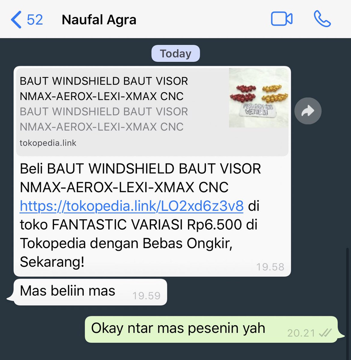 Punya adek 3. Semuanya ngehubungin gue kalau butuh sesuatu doang... kurang ajar.