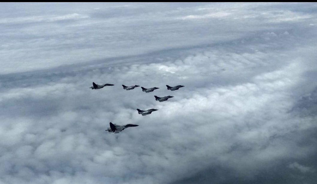 Sanchit_datir's tweet photo. Golden Arrow's No. 17 Sqn. 🇮🇳
Touch The Sky With Glory ♥️
@IAF_MCC #RafaleInIndia https://t.co/qmO5Epm5mB