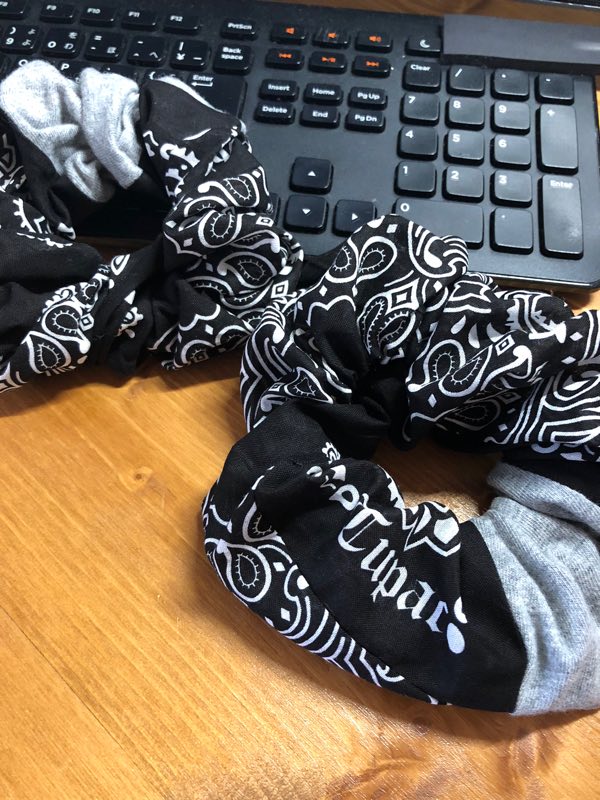 exeditor_MO's tweet photo. シガちゃん依頼の2pacバンダナシュシュ。余った半分で自分のも作ってお揃いにしました。 https://t.co/ZSMLAQ1wzX
