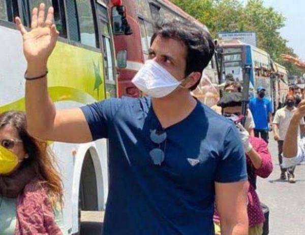 PAWANKALYAN_2's tweet photo. Sonu Sood , "The Real Hero". Not the other so called heroes, fans fight each other for. They are only PAID ARTISTS with self interests, their world includes only them, not others. @SonuSood
#HBDRealHeroSonuSood https://t.co/AGjlk9v7BH