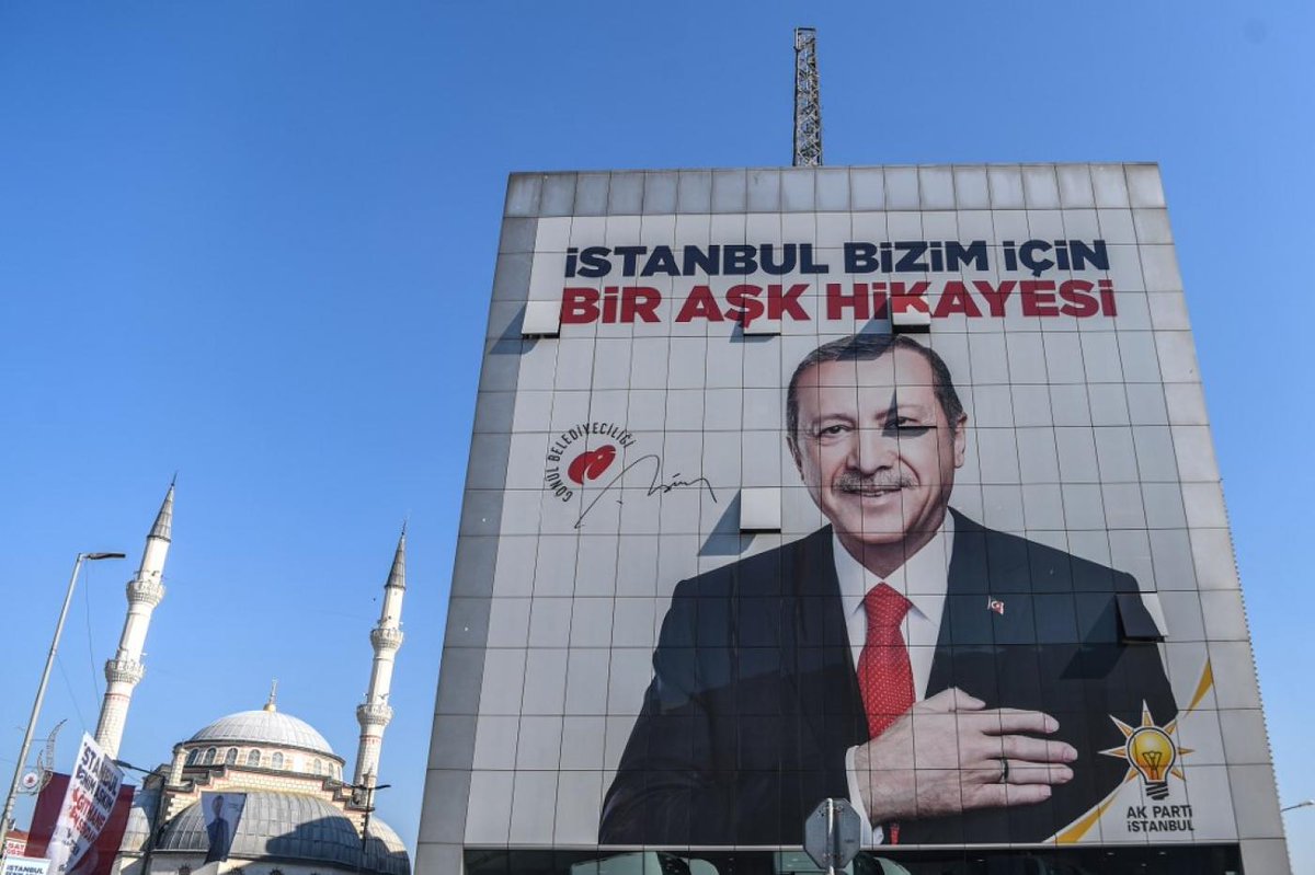 "Le quartier de Basaksehir reflète totalement la stratégie d’Erdogan sur le club de Basaksehir. Il a créé ce quartier dans les années 90 quand il a senti que le style de vie islamiste était dominé par le style de vie moderne et laïque d’Istanbul." 1/2  @daghanirak