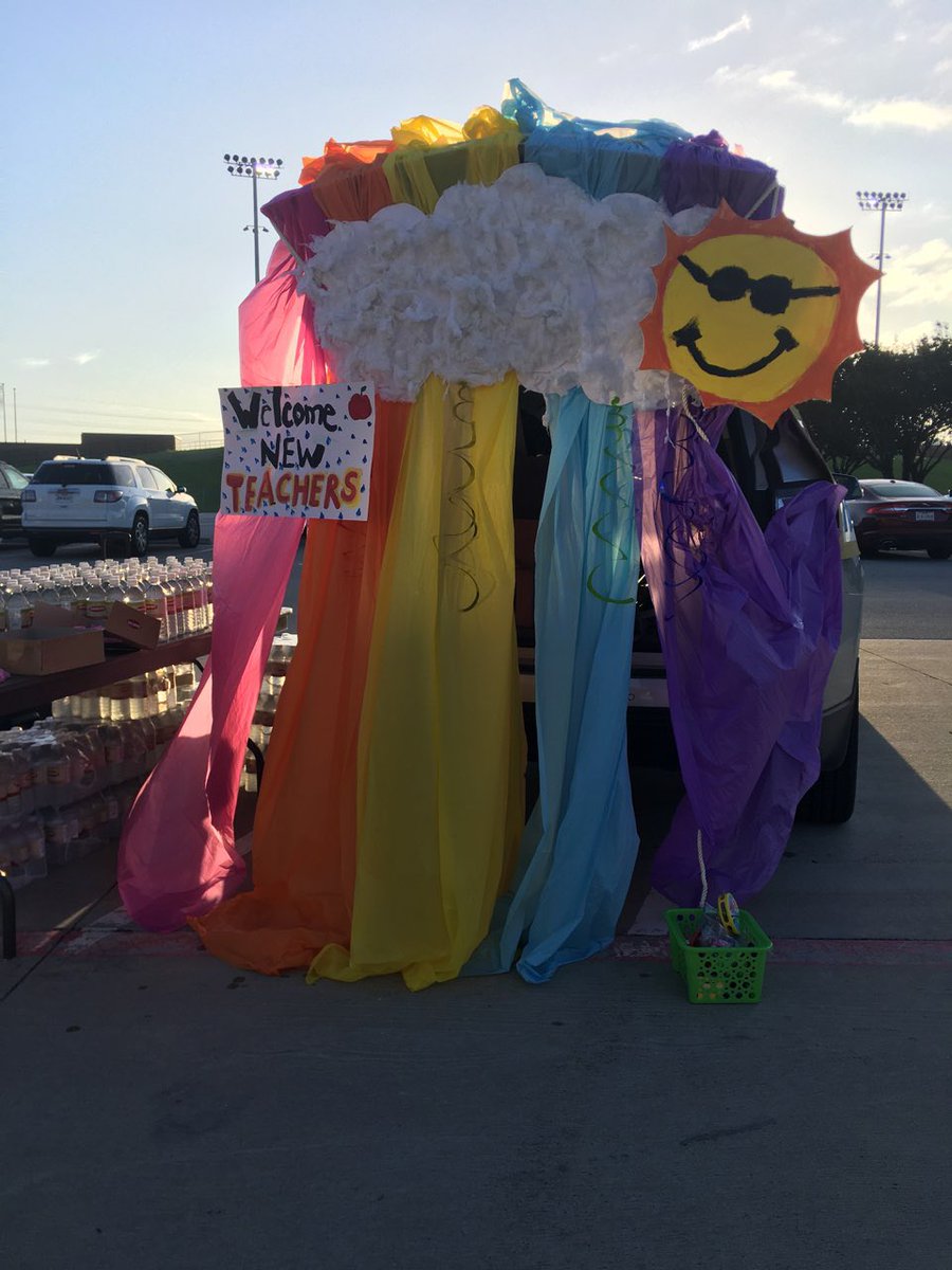 FortBendISD's tweet photo. Happening Now: New Teacher Car Parade! 🚗🚙 https://t.co/9cIHFOdlNr