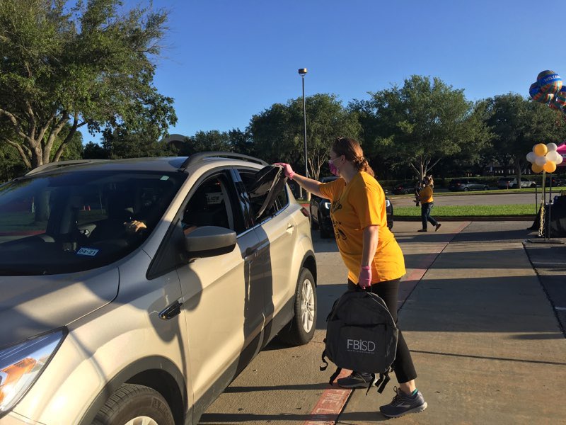 FortBendISD's tweet photo. Happening Now: New Teacher Car Parade! 🚗🚙 https://t.co/9cIHFOdlNr