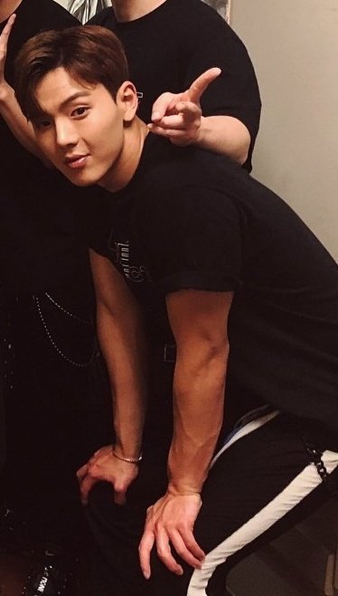 shownu_tmi's tweet photo. 16. 셔누는 손이 섹시하다. https://t.co/55IxaZzBoA