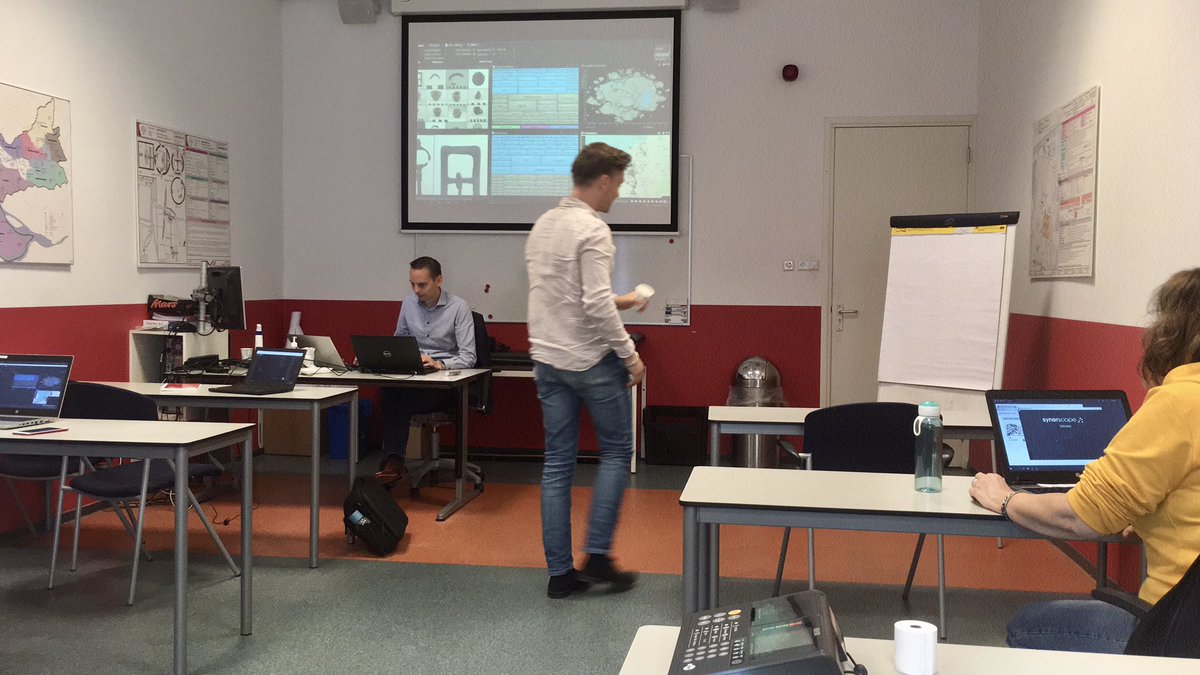 Gisteren samen met collega’s van Onderzoek &amp; Analyse cursus gehad over een geavanceerde analysetool. Steeds meer samenwerking om de inzet van brandweer en ambulance te verbeteren. 
^HH