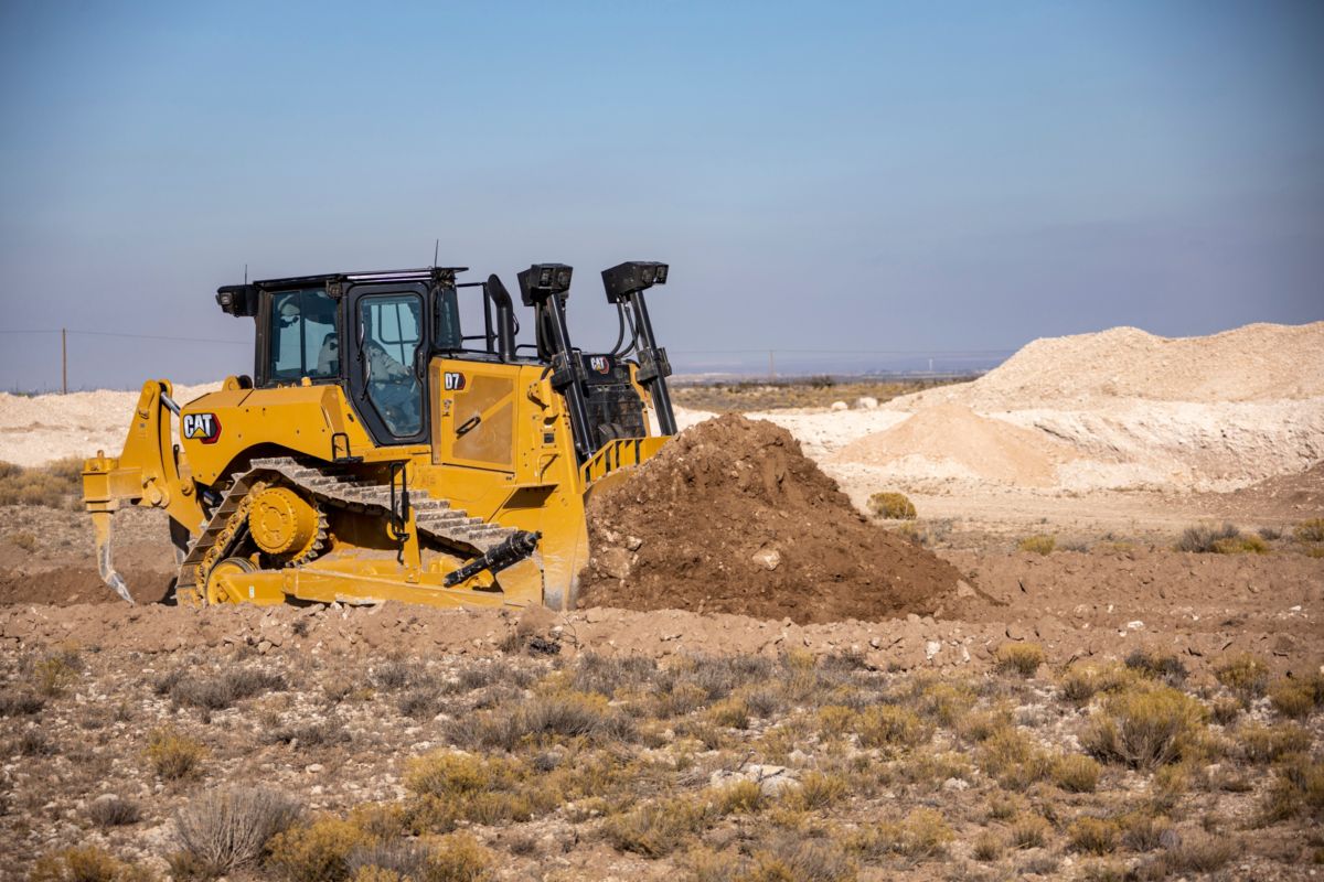 rockanddirt's tweet photo. NEW HIGH DRIVE CAT® D7 DOZER DELIVERS MORE PERFORMANCE AND UNMATCHED PRODUCTIVITY-BOOSTING TECHNOLOGY! Find out more at https://t.co/IiUt3HLH4X #Caterpillar #Dozers #CatD7 https://t.co/GNox71hSOW