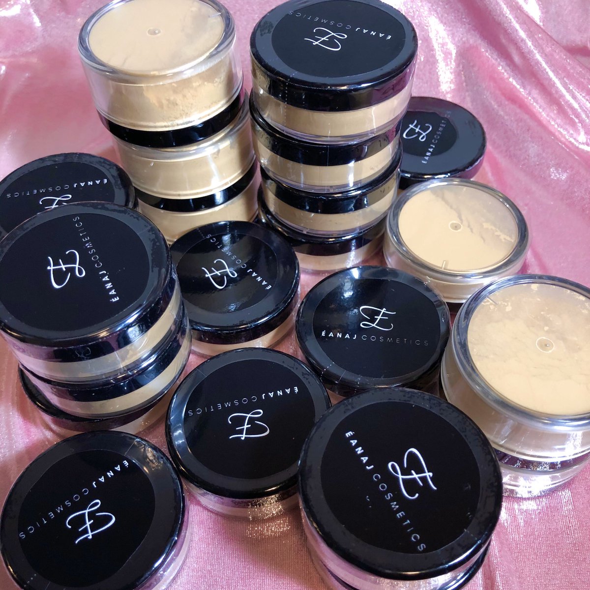 eanajessentials's tweet photo. SET &amp; PERFECT SETTING POWDER! Fine-milled, blendable, w/ minimum flashback! 
Tag A Friend 💗 #eanajcosmetics https://t.co/deeRo9dZ8O