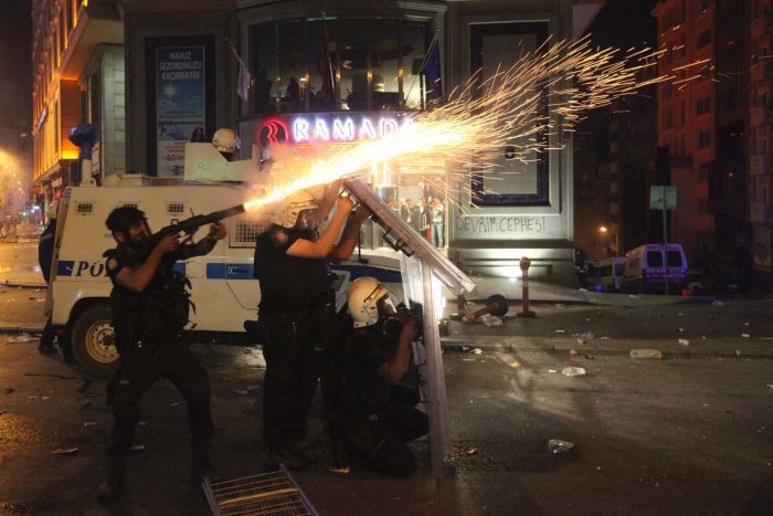 La dure répression mise en place par le pouvoir vis-à-vis des manifestants va entraîner de nombreuses protestations dans le pays autour d’autres préoccupations : liberté de la presse, liberté d’expression, l'érosion de la laïcité par le gouvernement Erdoğan.