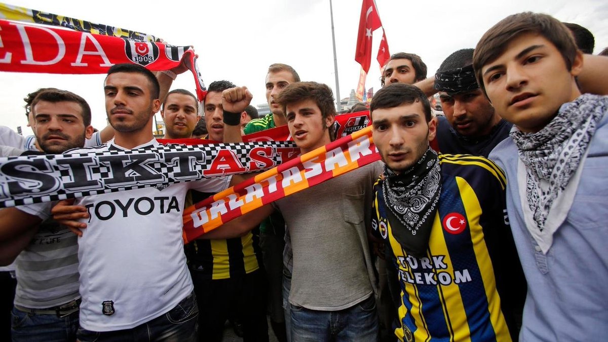 Au centre des manifestations à Istanbul : une frange des supporters de Besiktats, les Carsi.Ils seront bientôt rejoints par les supporters ultras des deux grands clubs rivaux stambouliotes Galatasaray et Fenerbache pour former l'éphémère mouvement Istanbul United.