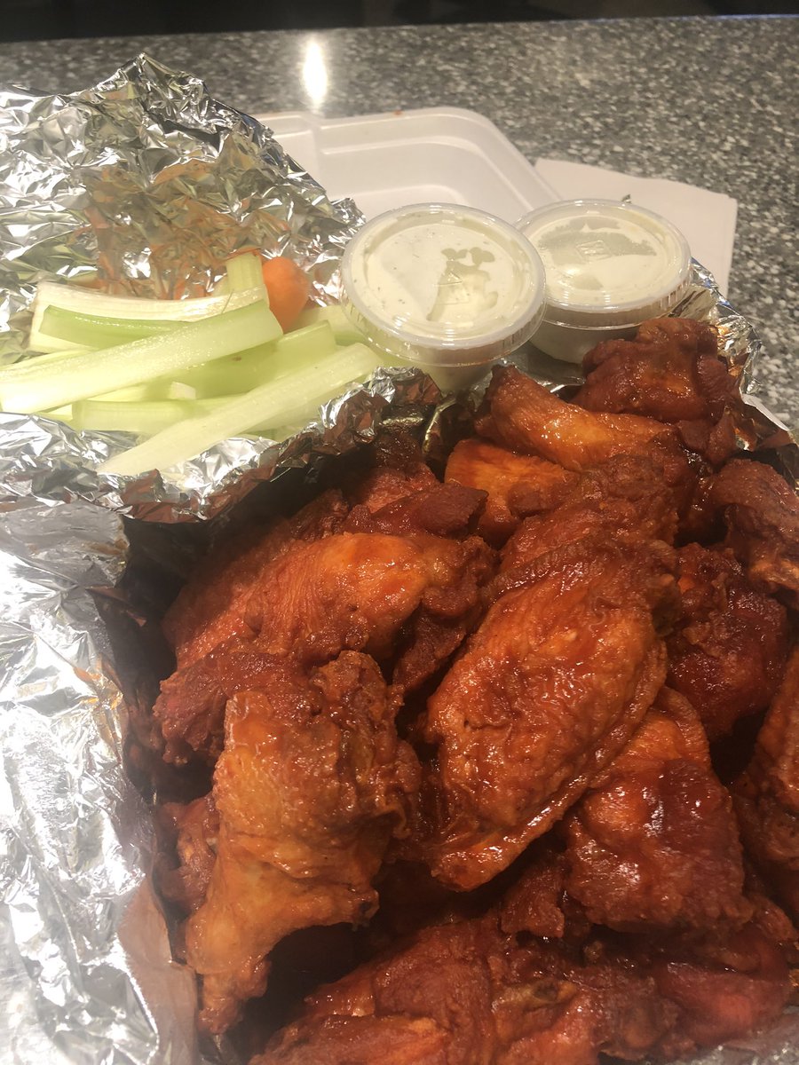 DrewLa5's tweet photo. @Do312 @jakemelnicks @reggieslive @UncleRemusUSA pshhh, another year another disgrace. two national chains over a local classic and probably best buffalo sauwce in the city, Michaels Pizza in Uptown. Do better research. https://t.co/HOa7O0lVQZ