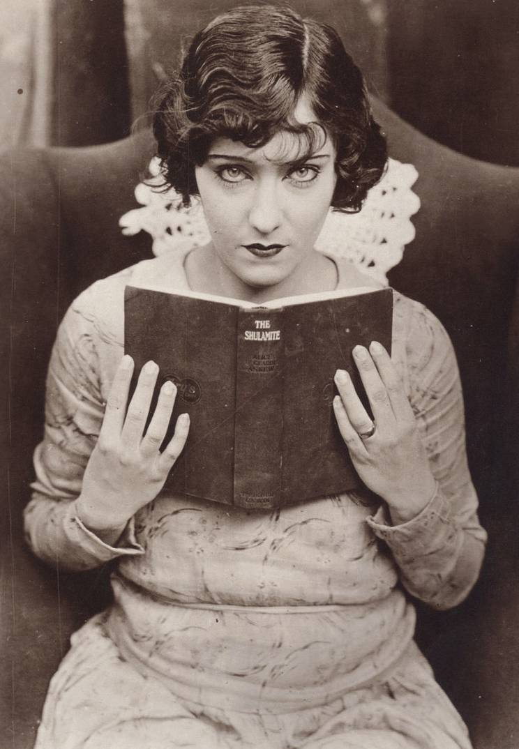 'I've given my memoirs far more thought than any of my marriages. You can't divorce a book.'
--Gloria Swanson

 #WednesdayWisdom 
#CheerfulWord
 #WriteYourMemoir