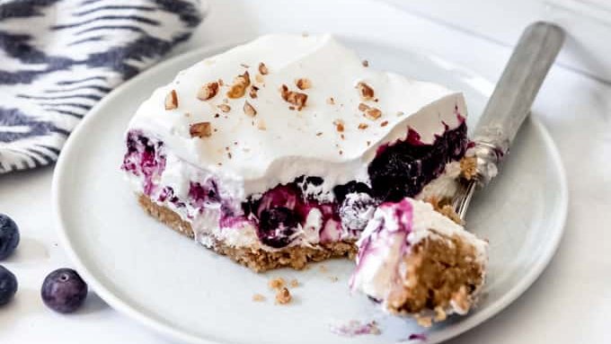 TaraNoland's tweet photo. Blueberry Delight is a no-bake treat that is perfect for a summer BBQ or a potluck! Thank you to Amy from @HouseofNashEats for this creamy dessert! #recipe #dessert #blueberrydelight #blueberrylush #blueberries #nobake
https://t.co/su49zFVqi4 https://t.co/WI4YoVumgs