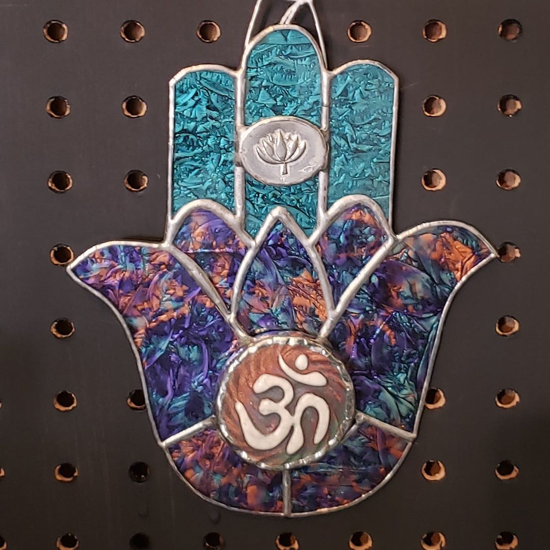 AzoniaShop's tweet image. We have some Hamsa glass art in the shop today. 😍😍😍😍

#azonia #azoniashop #shoplocal #glass #art #crystals