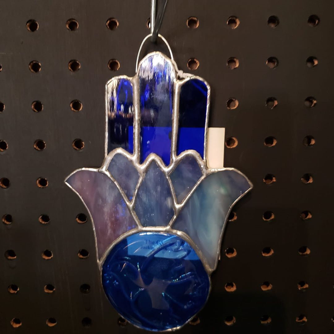 AzoniaShop's tweet image. We have some Hamsa glass art in the shop today. 😍😍😍😍

#azonia #azoniashop #shoplocal #glass #art #crystals
