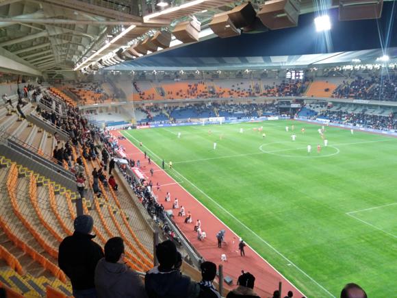 Du côté de l’Istanbul Başakşehir, le club peine à fédérer autour de lui.Alors que les clubs de Besiktas, Galatasaray ou Fenerbache ont des affluences les jours de match à plus de 30 000 personnes, l’affluence moyenne de l'IB ne dépasse pas 3 000 personnes.