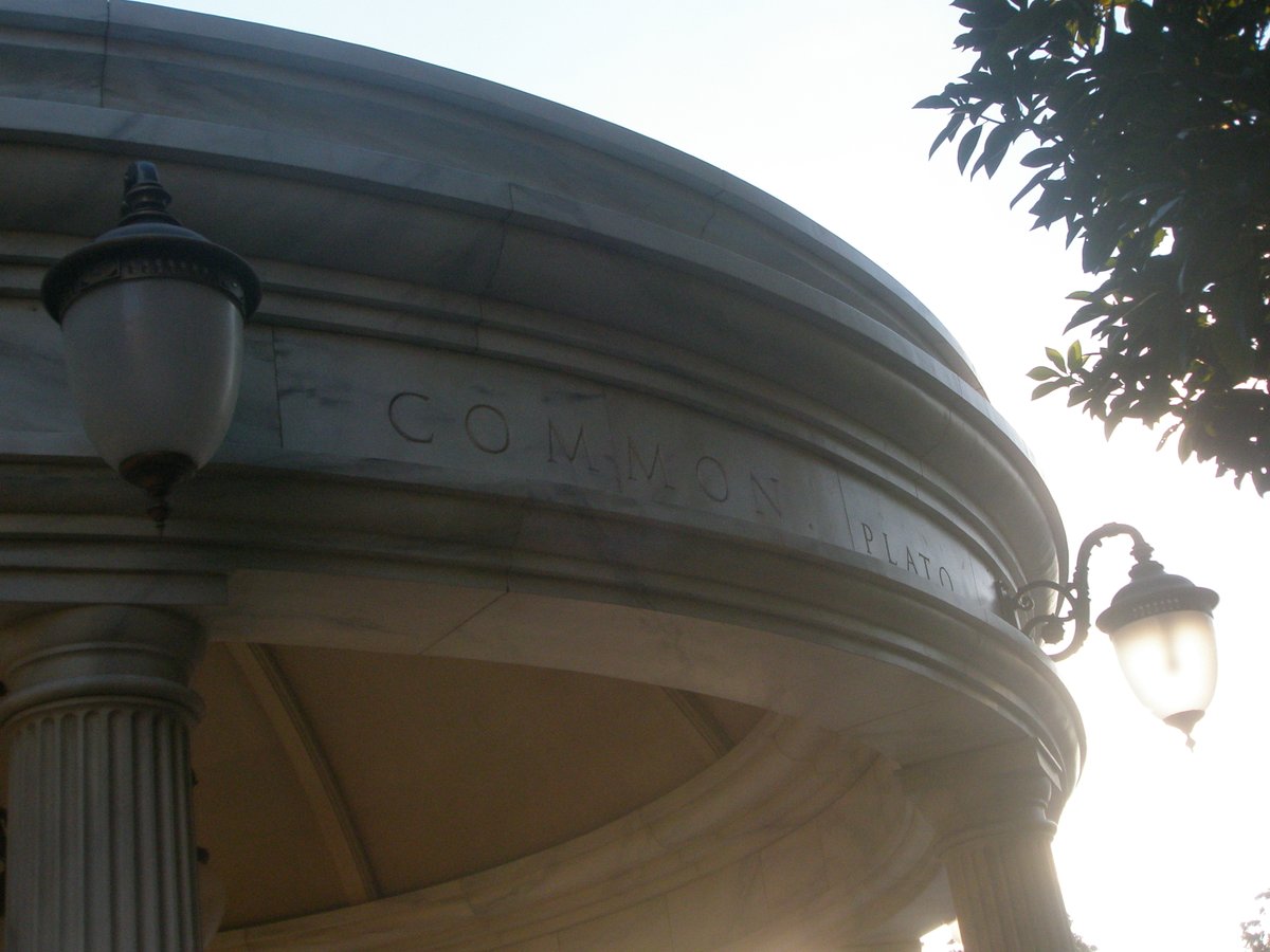 Uzivatel ラテン語さん Na Twitteru ディズニーシーで これを見るたびに嬉しくなります 友人との間では全ての物は共通である というフレーズは プラトンの パイドロス の終盤に出てくる Koinὰ Gὰr Ta Tῶn Filwn を英訳したものです そして 私の尊敬する