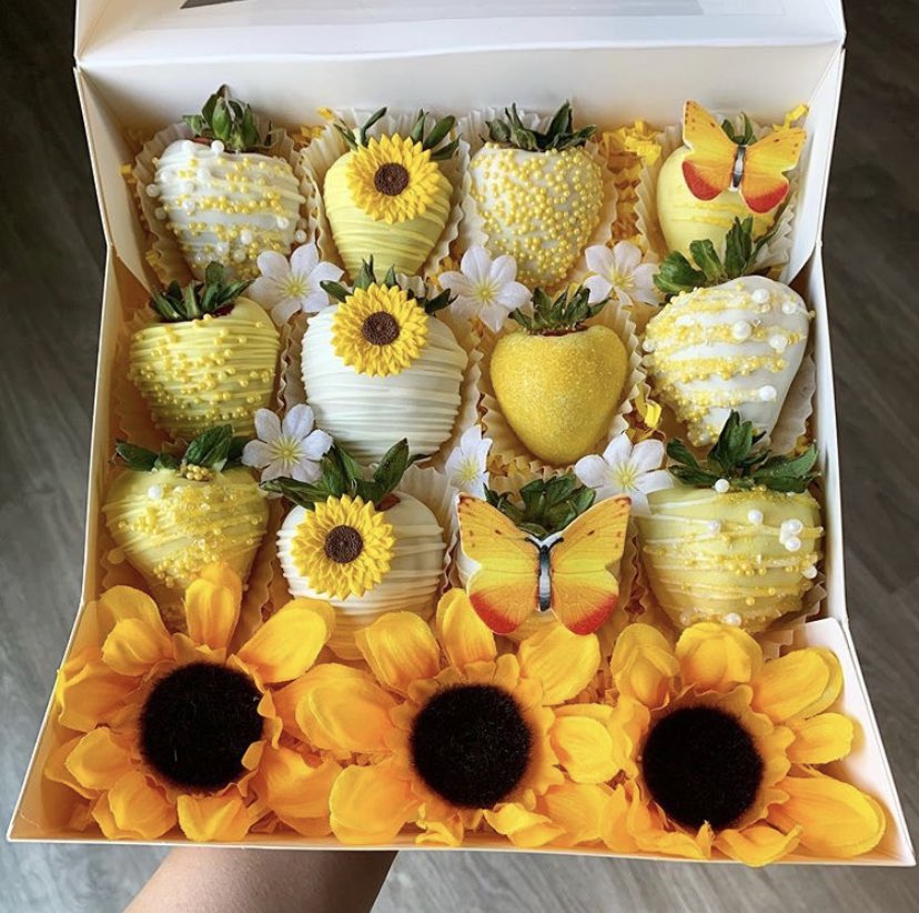 ShotsByFenix's tweet image. Good morning, I’m San Antonio based and trying to share my work! 

It costs $0 to retweet my small business ❤️🍓