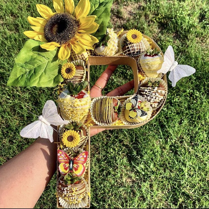 ShotsByFenix's tweet image. Good morning, I’m San Antonio based and trying to share my work! 

It costs $0 to retweet my small business ❤️🍓