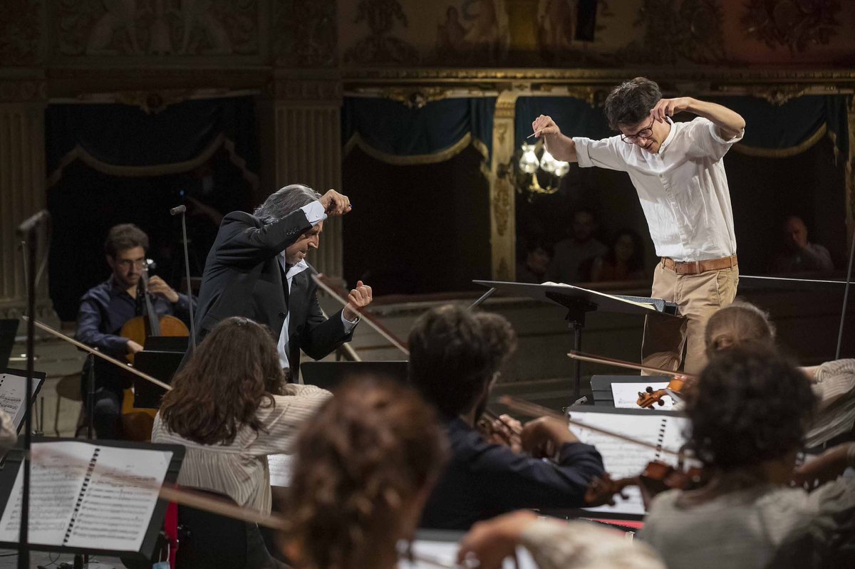 TeatroAlighieri's tweet photo. Alla ricerca della verità su #Pagliacci e
#CavalleriaRusticana
questa sera ore 20.30 #RiccardoMuti è alla guida dell’Orchestra Giovanile Cherubini x dirigere una selezione di brani dai capolavori di Leoncavallo e Mascagni, a conclusione del percorso dell’ #italianoperaacademy https://t.co/39QzdJ8Fy4