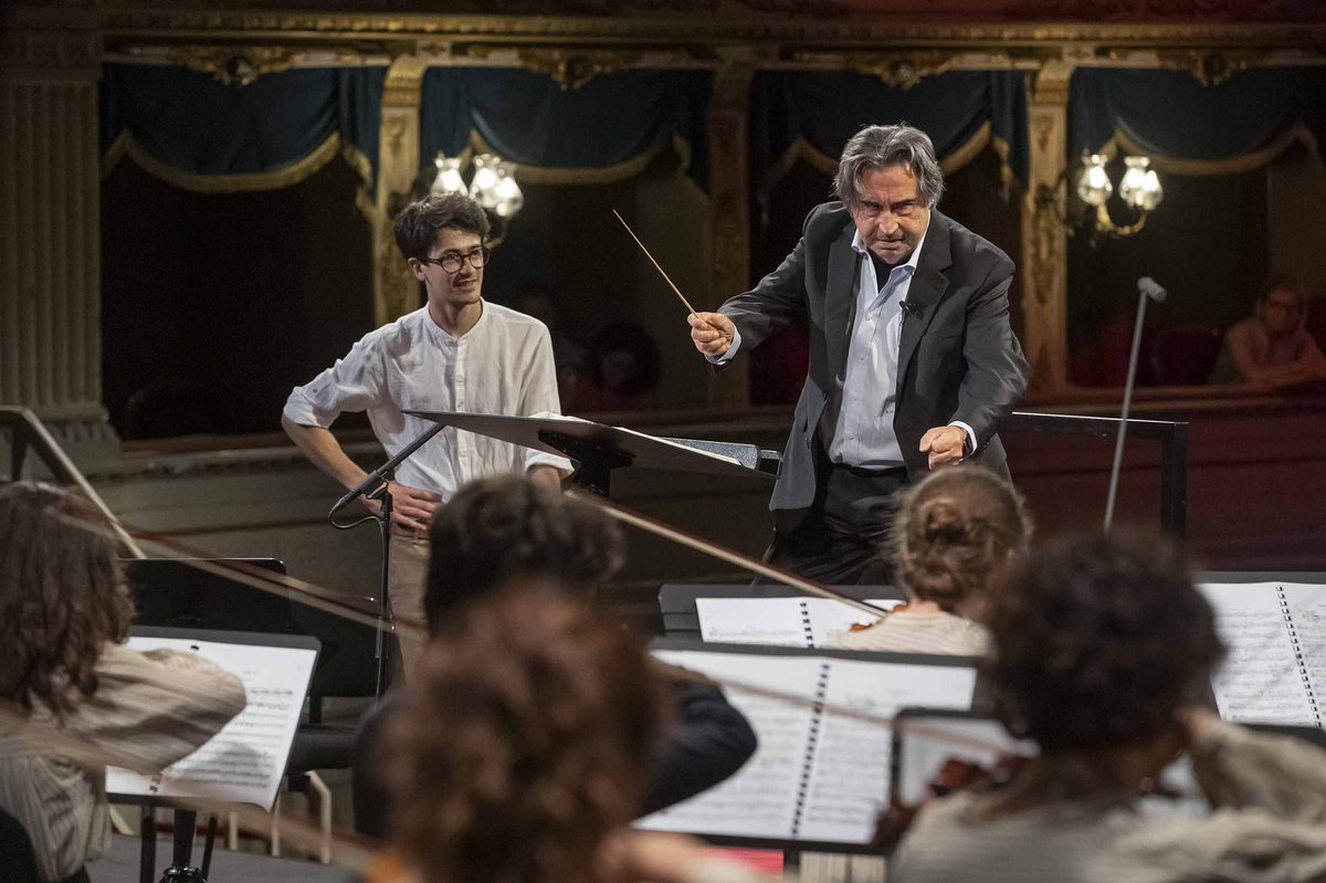 TeatroAlighieri's tweet photo. Alla ricerca della verità su #Pagliacci e
#CavalleriaRusticana
questa sera ore 20.30 #RiccardoMuti è alla guida dell’Orchestra Giovanile Cherubini x dirigere una selezione di brani dai capolavori di Leoncavallo e Mascagni, a conclusione del percorso dell’ #italianoperaacademy https://t.co/39QzdJ8Fy4