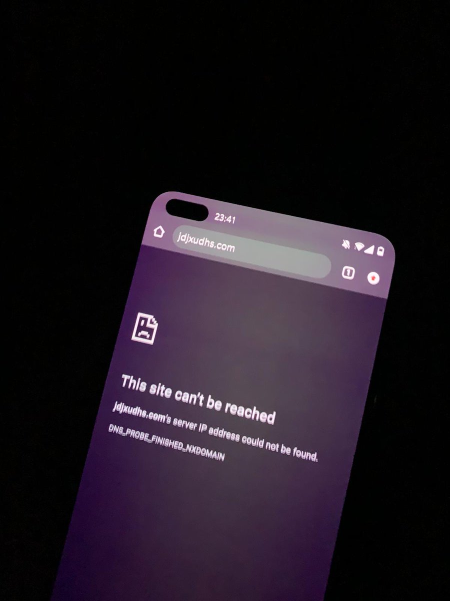 FoxTechh's tweet photo. For those asking about #OnePlusNord display issues...

Gonna leave this here (pre OOS 10.5.2 update).

Pics at low brightness. 2 are at 90hz, 2 are at 60hz.

Can we get rid of all hole punches please, thanks 👍
#OnePlus #Nord #NordByOnePlus #DisplayIssues #Tint #BlackBar https://t.co/vU0xx2boI0