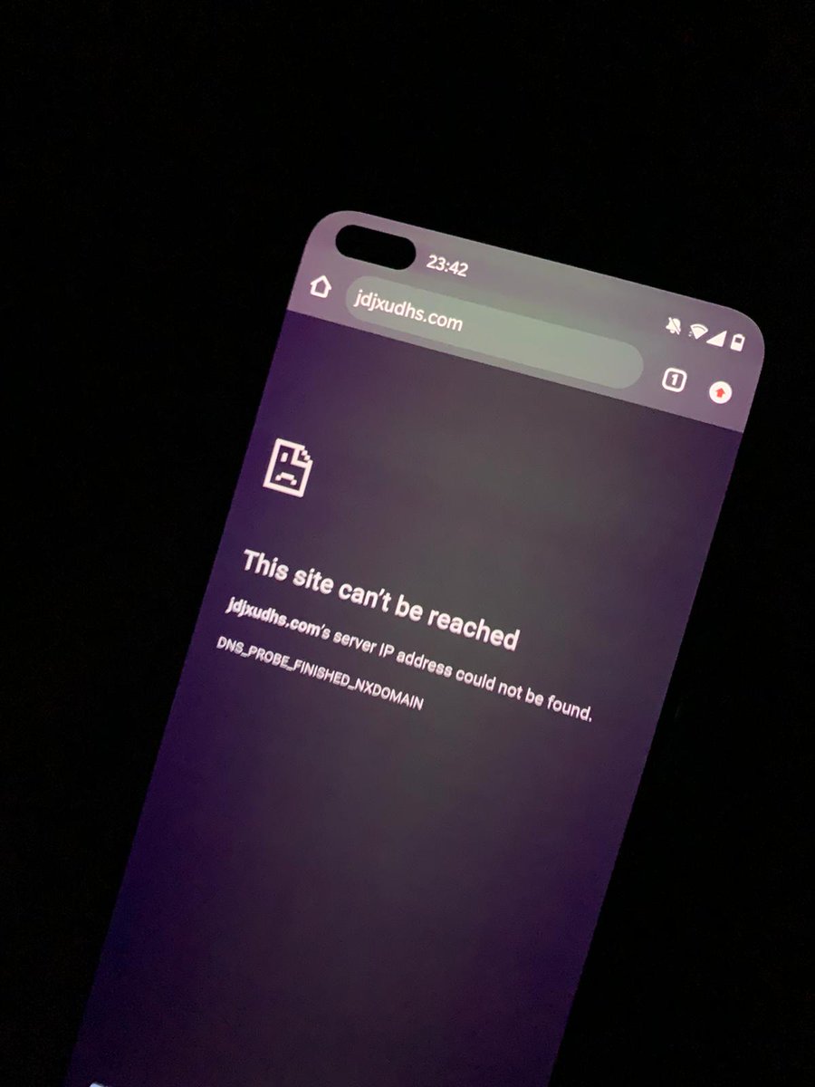 FoxTechh's tweet photo. For those asking about #OnePlusNord display issues...

Gonna leave this here (pre OOS 10.5.2 update).

Pics at low brightness. 2 are at 90hz, 2 are at 60hz.

Can we get rid of all hole punches please, thanks 👍
#OnePlus #Nord #NordByOnePlus #DisplayIssues #Tint #BlackBar https://t.co/vU0xx2boI0