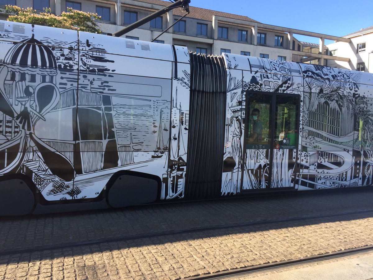 Juju_LaNantaise's tweet photo. Les trams à #Nantes ils devraient être toute l’année comme ça 😍! Merci à l’artiste Chourouk Hriech ! #art https://t.co/jhKLAnFfl2