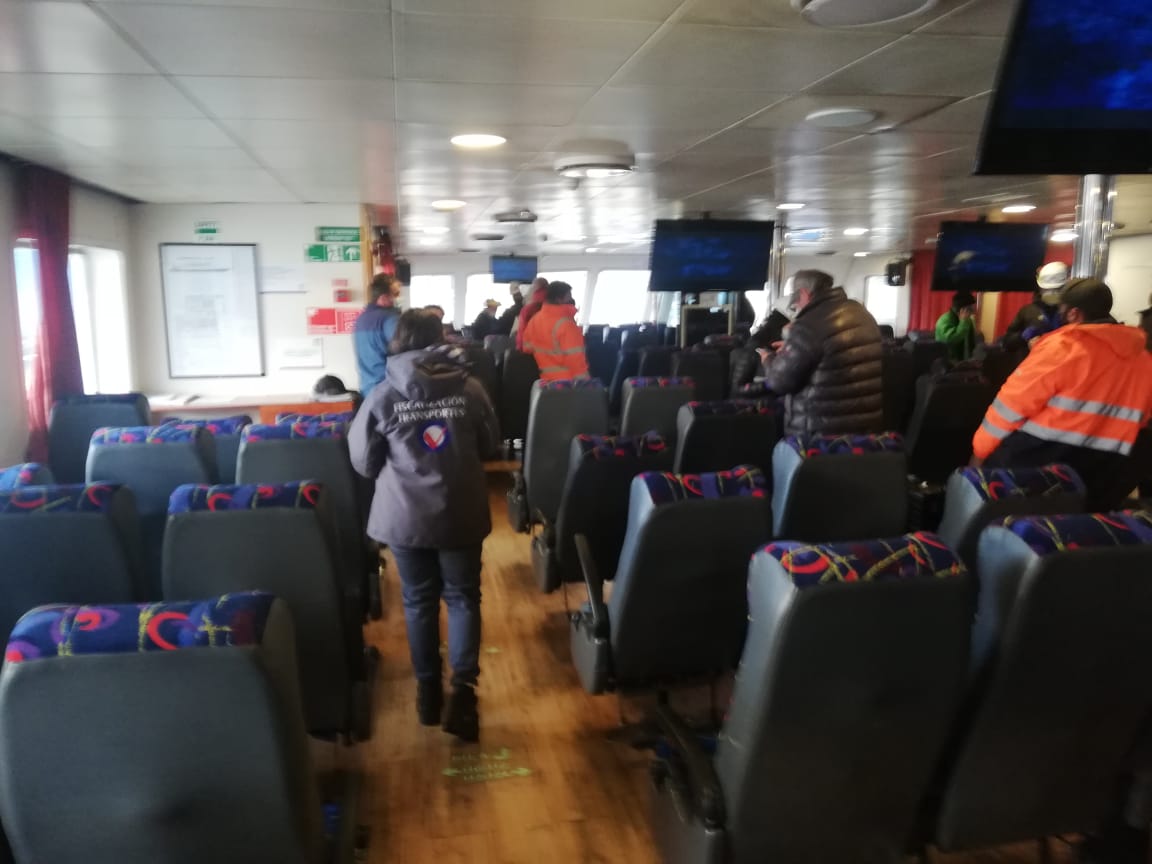 MTTAysen's tweet photo. ⛴️#AgendaMTT
En #PuertoChacabuco inspectores @Fisca_MTT realizan supervisión de operaciones de transporte subvencionado Ruta Cordillera en barcaza #Jacaf. Este servicio realiza conectividad marítima en el litoral norte de #Aysén
#Conectémonos https://t.co/7Q3PstYQXv