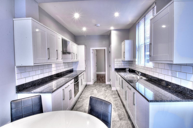 BowerRentals's tweet photo. Calling @covcampus and/or @warwickuni students! We have four double, en-suite bedrooms available in this stunning 4-bed property in #Earlsdon from 8 September 2020. Click on the link for more info and a 3D virtual tour. https://t.co/8L266pAsjn https://t.co/40HWoS9v9c