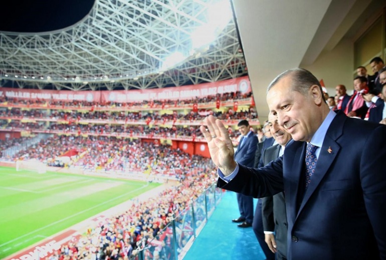 Fédérer la population autour de ce club de football sponsorisé par le régime prendra du temps.Temps dont dispose l'AKP et Erdogan qui bénéficient désormais d'un large soutien du football turc et que la plupart des postes clés sont aux mains de proche du parti politique.