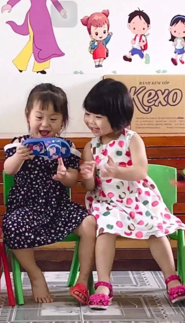 carmarket_china's tweet photo. 用拖鞋和姐妹自拍。小孩子的快乐就这么简单 https://t.co/4xH2Gxruyx