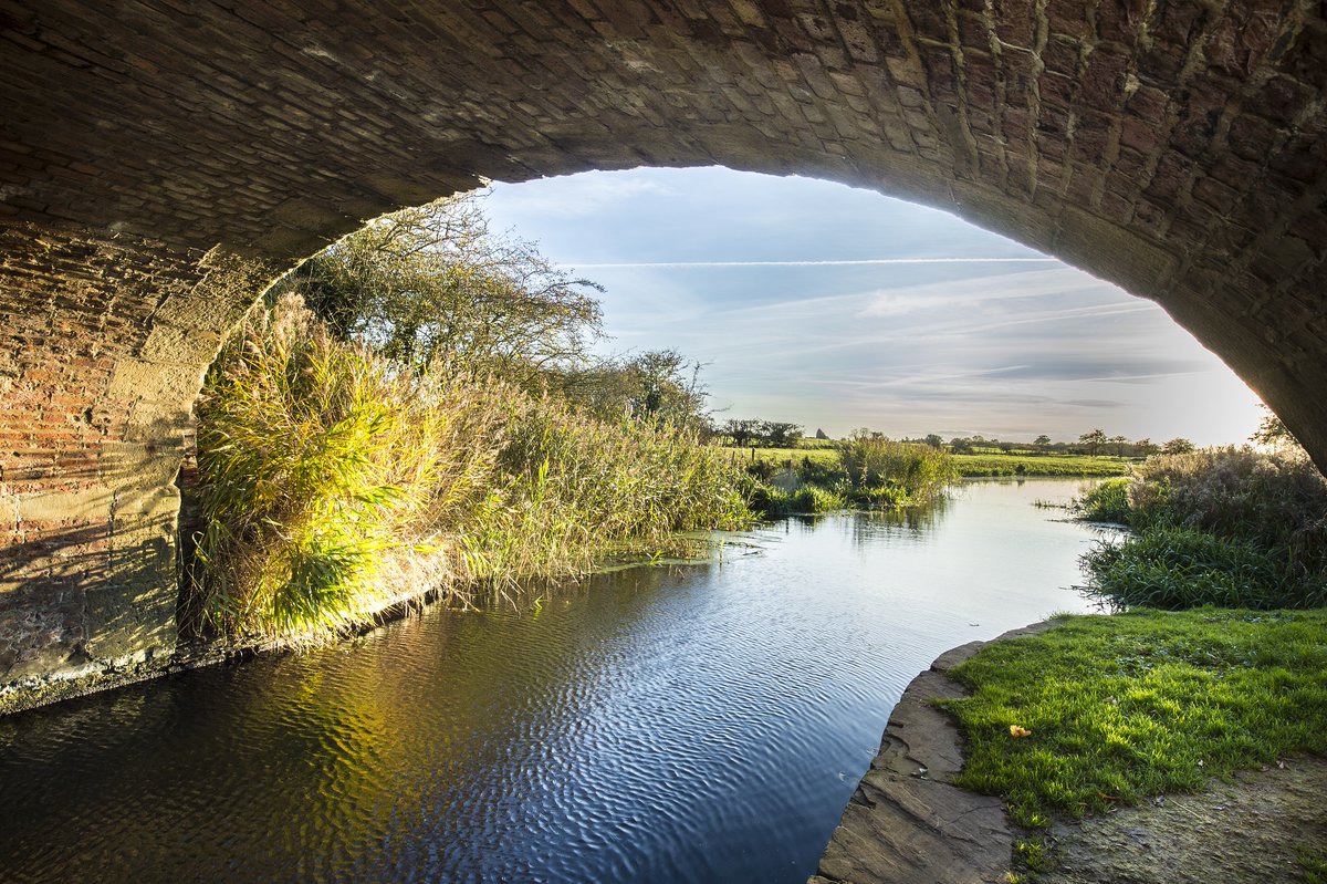 It's forecast to be hot weather this week, so we'd like to remind everyone to take care if you're enjoying it by water. Remember that there are hidden dangers in canals &amp; rivers, so we'd recommend you stay out of the water. #BeWaterSafe &amp; find out more 👉 canalrivertrust.org.uk/enjoy-the-wate…
